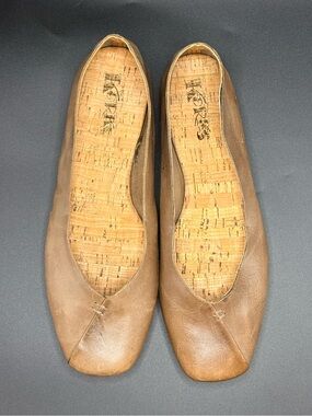 KORKS Brown Tan Leather Square-Toe Ballet Flats
SZ. 8